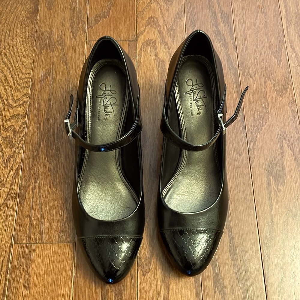 Low heel Life Stride size 11 shoes